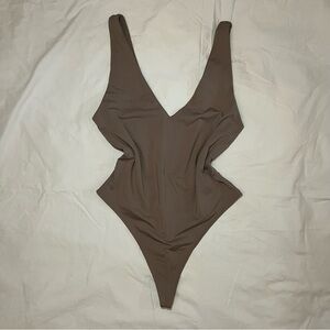 Aritzia Babaton contour V-neck bodysuit